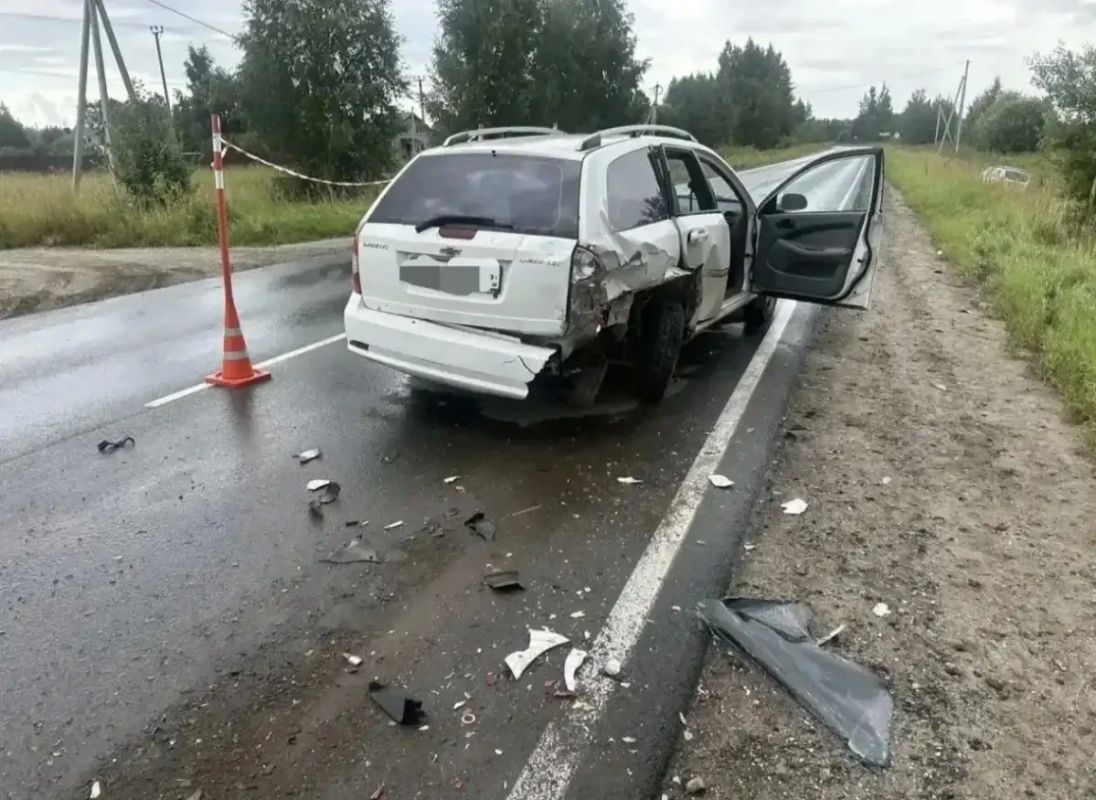 Водитель легковушки в Новгородском округе врезался в другую машину и дорожный знак