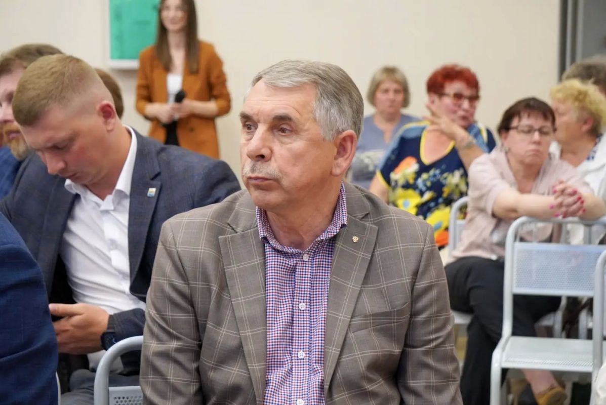 Александр Розбаум: Уважаемые Новгородцы!. Сегодня вечером, в рамках губернаторского проекта «Социальный маршрут» в гимназии № 4 встретился с жителями Западного района нашего города Александр Розбаум: Уважаемые Новгородцы!. Сегодня вечером, в рамках губернаторского проекта «Социальный маршрут» в гимназии № 4 встретился с жителями Западного района нашего города