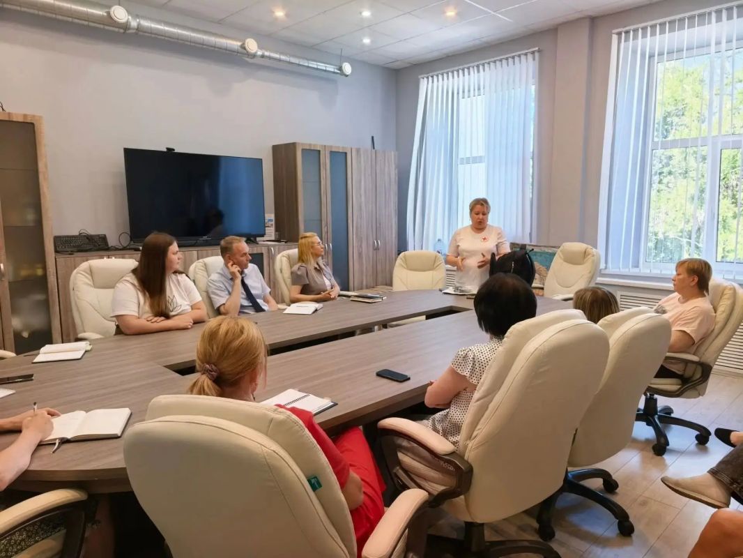 Для коллектива МТУ Росимущества в Псковской и Новгородской областях инструктор Новгородского отделения «Красного Креста» Ирина Зорина провела мастер-класс по оптимальному выходу из чрезвычайных ситуаций Для коллектива МТУ Росимущества в Псковской и Новгородской областях инструктор Новгородского отделения «Красного Креста» Ирина Зорина провела мастер-класс по оптимальному выходу из чрезвычайных ситуаций