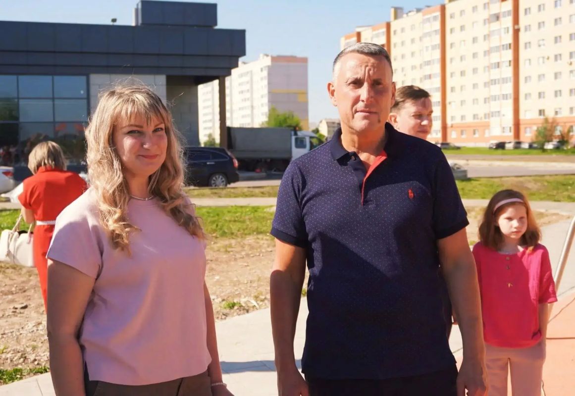 Александр Розбаум: Уважаемые Новгородцы!. Вместе с координатором социально значимых проектов Екатериной Александровной Александровой проверили, как идут работы по благоустройству сквера за домом № 9 по улице Якова Павлова Александр Розбаум: Уважаемые Новгородцы!. Вместе с координатором социально значимых проектов Екатериной Александровной Александровой проверили, как идут работы по благоустройству сквера за домом № 9 по улице Якова Павлова