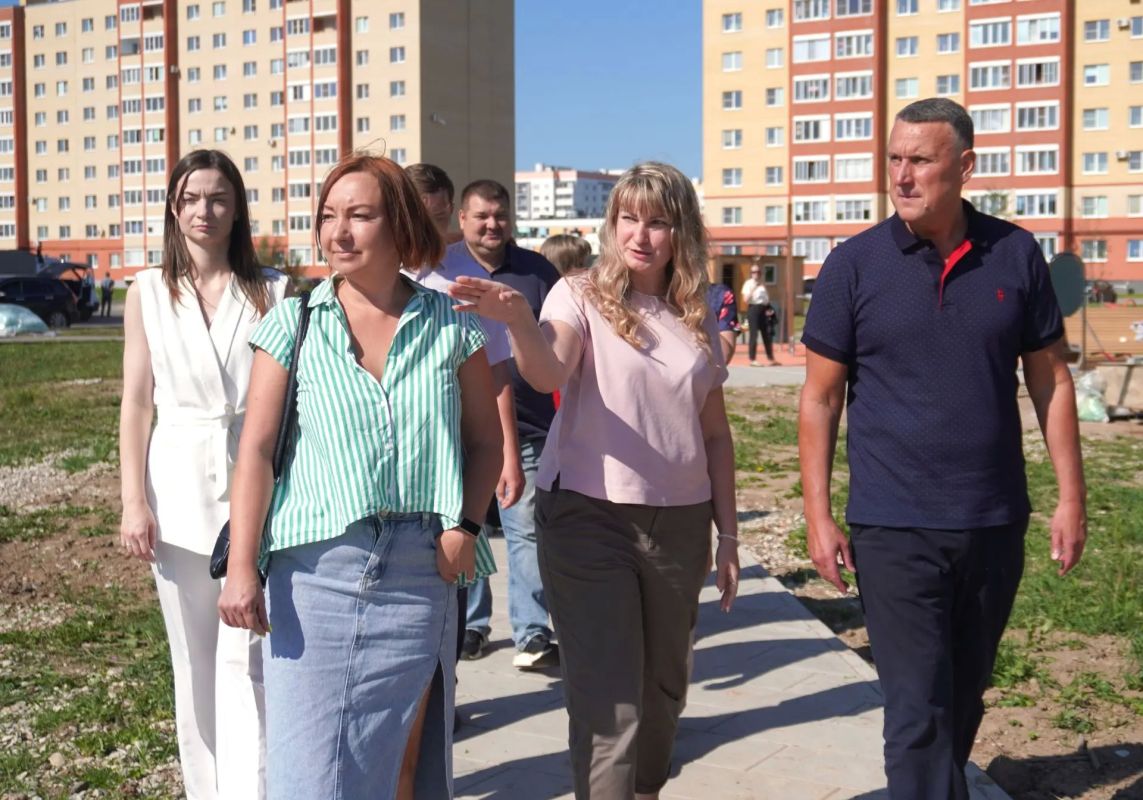 Александр Розбаум: Уважаемые Новгородцы!. Вместе с координатором социально значимых проектов Екатериной Александровной Александровой проверили, как идут работы по благоустройству сквера за домом № 9 по улице Якова Павлова Александр Розбаум: Уважаемые Новгородцы!. Вместе с координатором социально значимых проектов Екатериной Александровной Александровой проверили, как идут работы по благоустройству сквера за домом № 9 по улице Якова Павлова