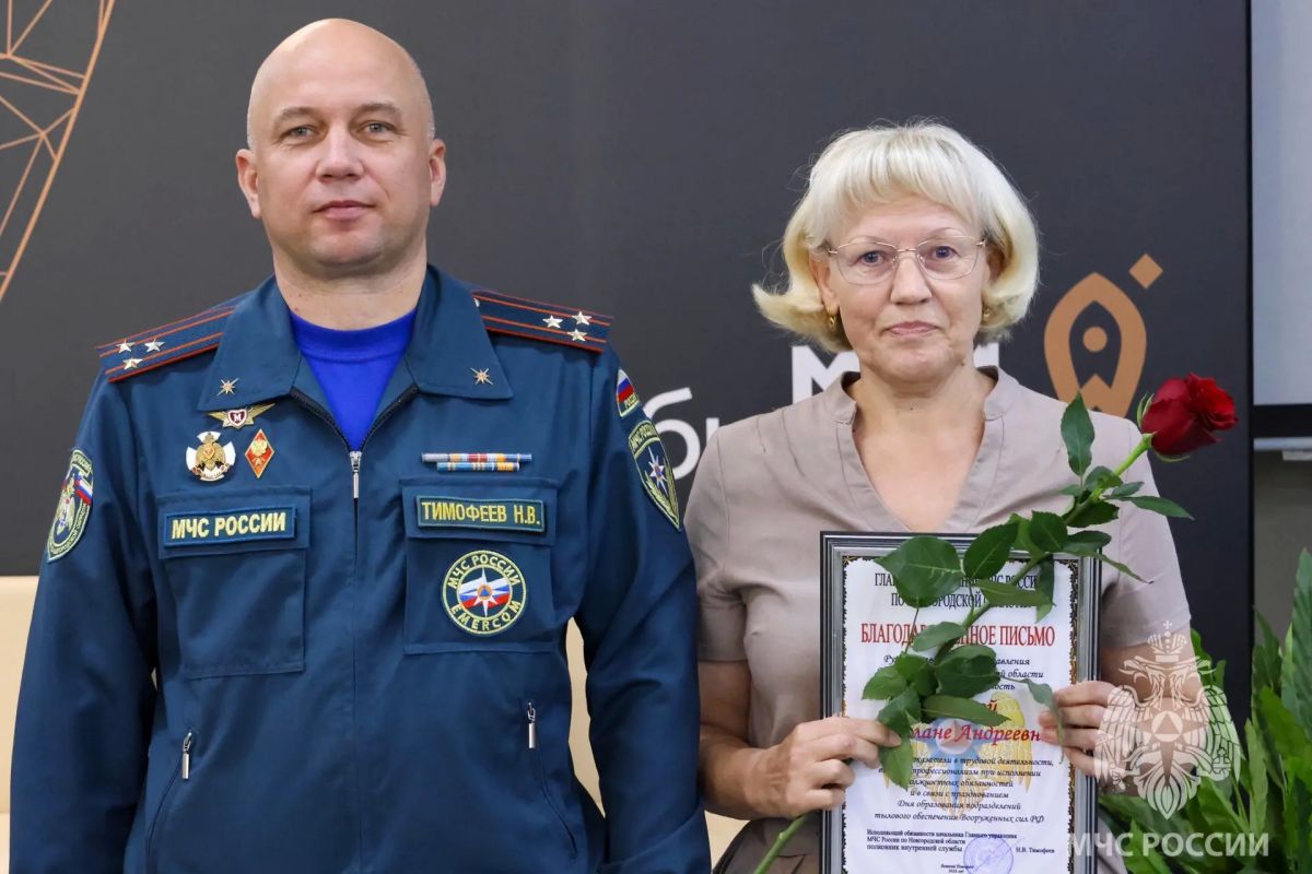 Наш надёжный тыл!. В преддверии Дня тыла Вооружённых Сил Российской Федерации исполняющий обязанности начальника Главного управления МЧС России по Новгородской области Николай Тимофеев поздравил сотрудников и работников... Наш надёжный тыл!. В преддверии Дня тыла Вооружённых Сил Российской Федерации исполняющий обязанности начальника Главного управления МЧС России по Новгородской области Николай Тимофеев поздравил сотрудников и работников...