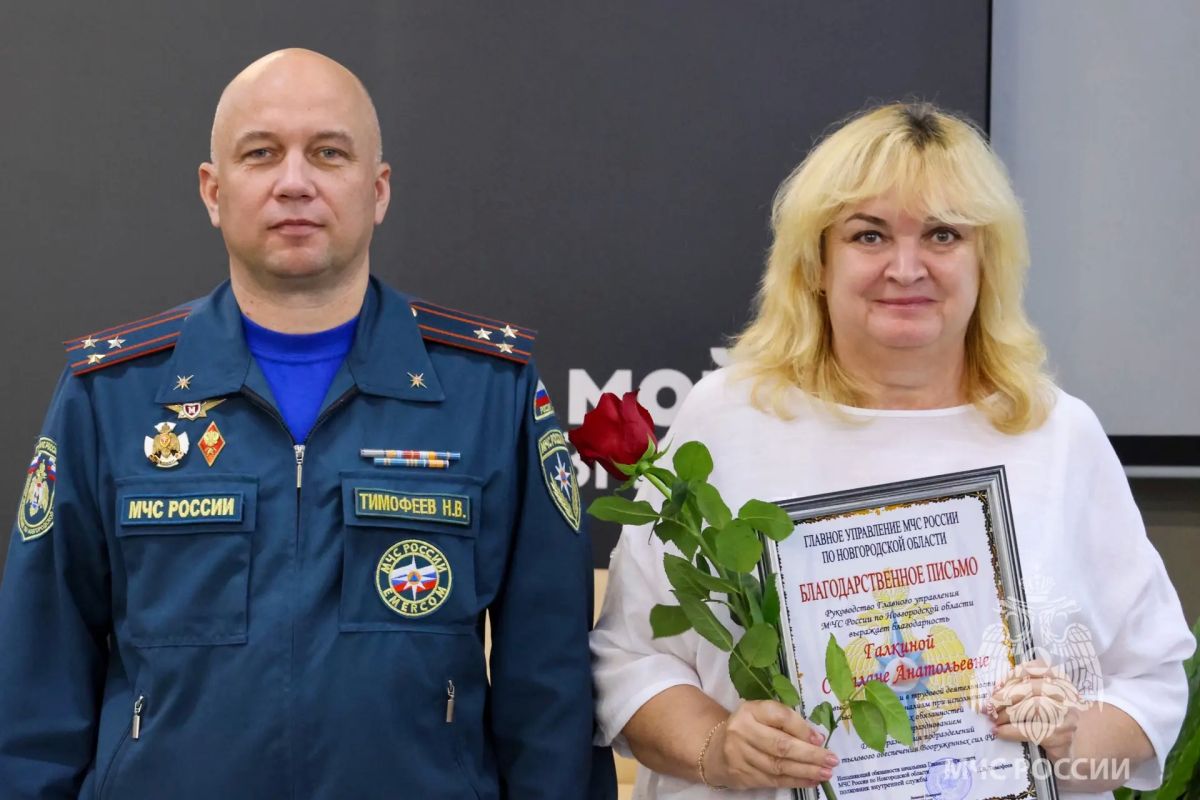 Наш надёжный тыл!. В преддверии Дня тыла Вооружённых Сил Российской Федерации исполняющий обязанности начальника Главного управления МЧС России по Новгородской области Николай Тимофеев поздравил сотрудников и работников... Наш надёжный тыл!. В преддверии Дня тыла Вооружённых Сил Российской Федерации исполняющий обязанности начальника Главного управления МЧС России по Новгородской области Николай Тимофеев поздравил сотрудников и работников...