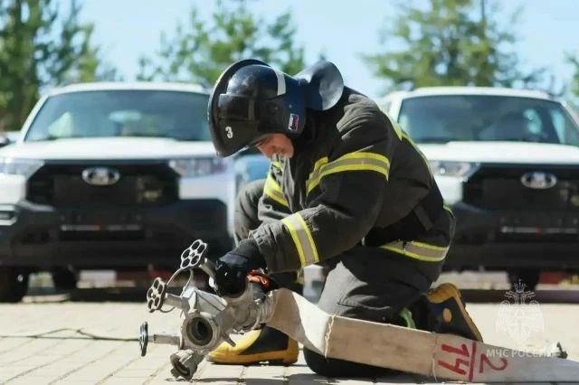 Новгородские пожарные выявили самого быстрого в подъёме с штурмовой лестницей Новгородские пожарные выявили самого быстрого в подъёме с штурмовой лестницей
