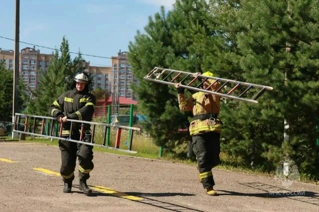 Новгородские пожарные выявили самого быстрого в подъёме с штурмовой лестницей Новгородские пожарные выявили самого быстрого в подъёме с штурмовой лестницей