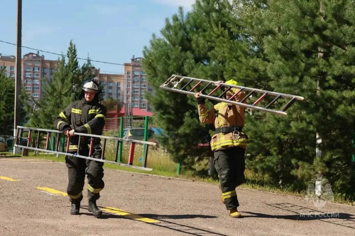 Чрезвычайный турнир. В Великом Новгороде прошли соревнования по пожарно-строевой подготовке между подразделениями в 1 пожарно-спасательном отряде Чрезвычайный турнир. В Великом Новгороде прошли соревнования по пожарно-строевой подготовке между подразделениями в 1 пожарно-спасательном отряде