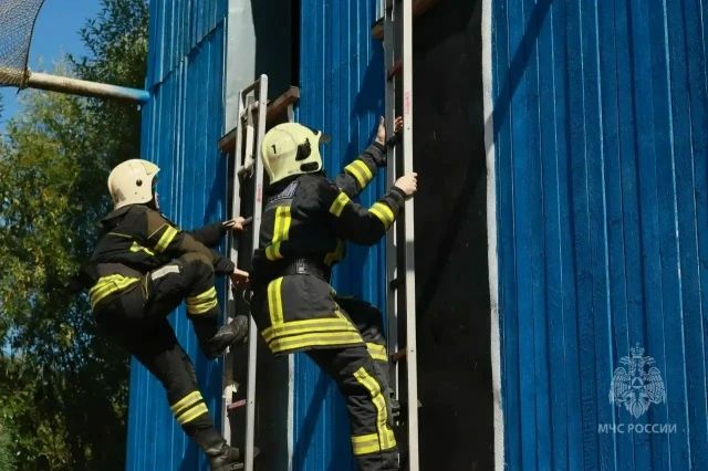 Новгородские пожарные выявили самого быстрого в подъёме с штурмовой лестницей Новгородские пожарные выявили самого быстрого в подъёме с штурмовой лестницей