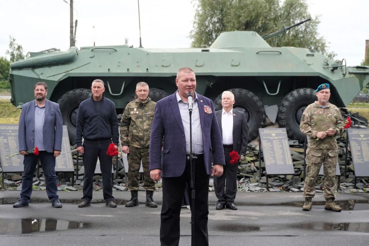 Александр Розбаум: Дорогие Земляки!. Сегодня свой праздник отмечают все, кто служил и служит в воздушно-десантных войсках «Никто, кроме нас!» — девиз воздушно-десантных войск, элиты Вооруженных сил СССР и России, тех, кто... Александр Розбаум: Дорогие Земляки!. Сегодня свой праздник отмечают все, кто служил и служит в воздушно-десантных войсках «Никто, кроме нас!» — девиз воздушно-десантных войск, элиты Вооруженных сил СССР и России, тех, кто...