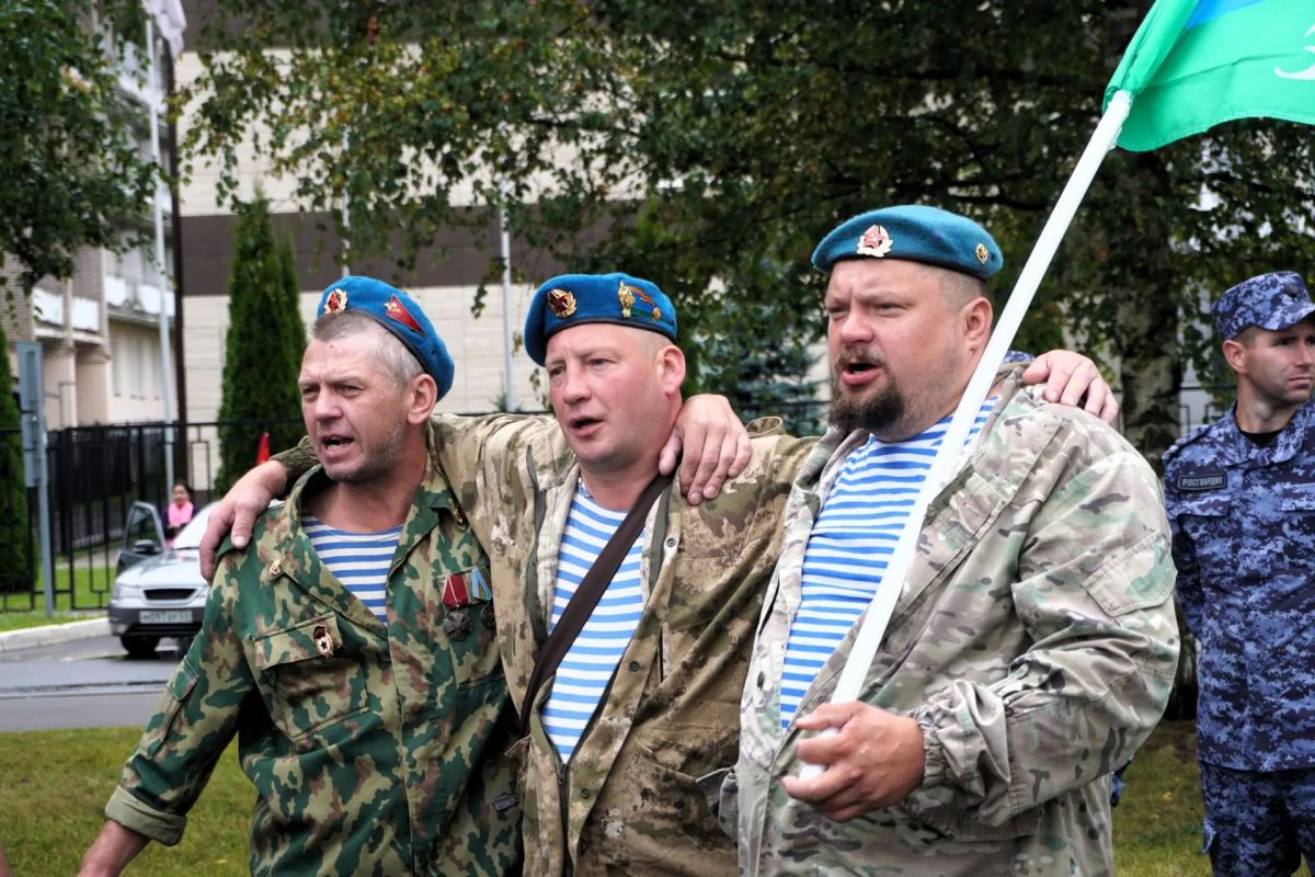 Александр Розбаум: Дорогие Земляки!. Сегодня свой праздник отмечают все, кто служил и служит в воздушно-десантных войсках «Никто, кроме нас!» — девиз воздушно-десантных войск, элиты Вооруженных сил СССР и России, тех, кто... Александр Розбаум: Дорогие Земляки!. Сегодня свой праздник отмечают все, кто служил и служит в воздушно-десантных войсках «Никто, кроме нас!» — девиз воздушно-десантных войск, элиты Вооруженных сил СССР и России, тех, кто...