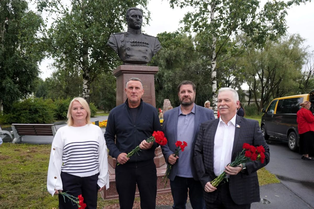 Александр Розбаум: Дорогие Земляки!. Сегодня свой праздник отмечают все, кто служил и служит в воздушно-десантных войсках «Никто, кроме нас!» — девиз воздушно-десантных войск, элиты Вооруженных сил СССР и России, тех, кто... Александр Розбаум: Дорогие Земляки!. Сегодня свой праздник отмечают все, кто служил и служит в воздушно-десантных войсках «Никто, кроме нас!» — девиз воздушно-десантных войск, элиты Вооруженных сил СССР и России, тех, кто...