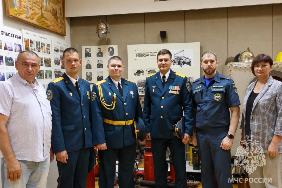 Готовы служить!. В Главном управлении МЧС России по Новгородской области состоялась торжественная встреча выпускников Санкт-Петербургского университета ГПС МЧС России имени Героя РФ генерала армии Е.Н. Зиничева. Молодые... Готовы служить!. В Главном управлении МЧС России по Новгородской области состоялась торжественная встреча выпускников Санкт-Петербургского университета ГПС МЧС России имени Героя РФ генерала армии Е.Н. Зиничева. Молодые...
