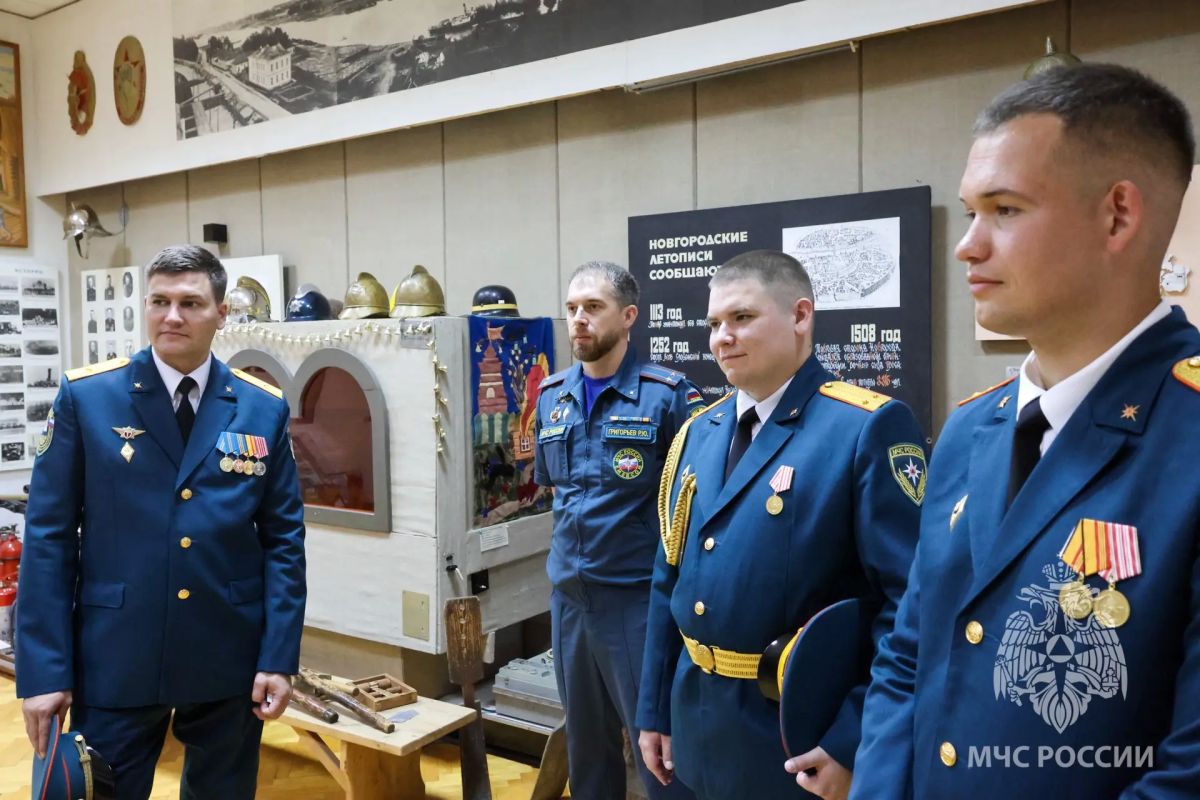 Готовы служить!. В Главном управлении МЧС России по Новгородской области состоялась торжественная встреча выпускников Санкт-Петербургского университета ГПС МЧС России имени Героя РФ генерала армии Е.Н. Зиничева. Молодые... Готовы служить!. В Главном управлении МЧС России по Новгородской области состоялась торжественная встреча выпускников Санкт-Петербургского университета ГПС МЧС России имени Героя РФ генерала армии Е.Н. Зиничева. Молодые...