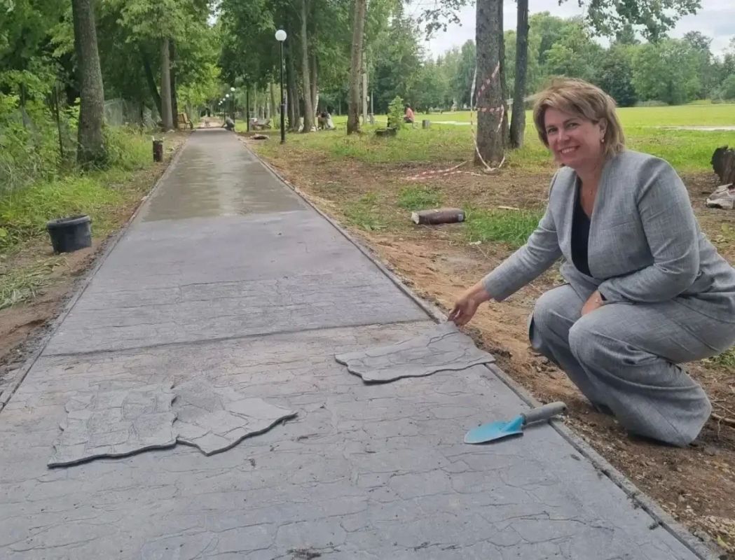 На аллее в парке Шимска наносят рисунок с помощью штампов