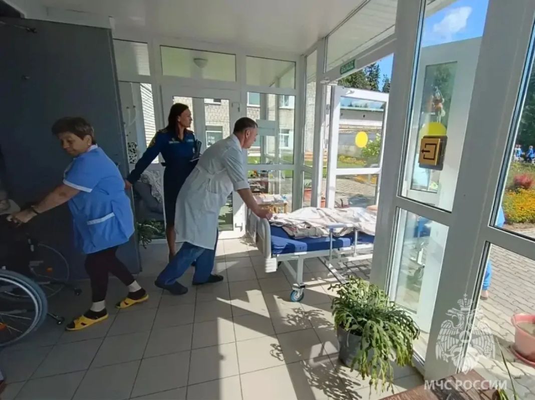 Действовать без паники. В «Валдайском доме социального обслуживания «Зелёная Роща» прошла тренировка по отработке действий персонала и постояльцев при возникновении условного возгорания Действовать без паники. В «Валдайском доме социального обслуживания «Зелёная Роща» прошла тренировка по отработке действий персонала и постояльцев при возникновении условного возгорания