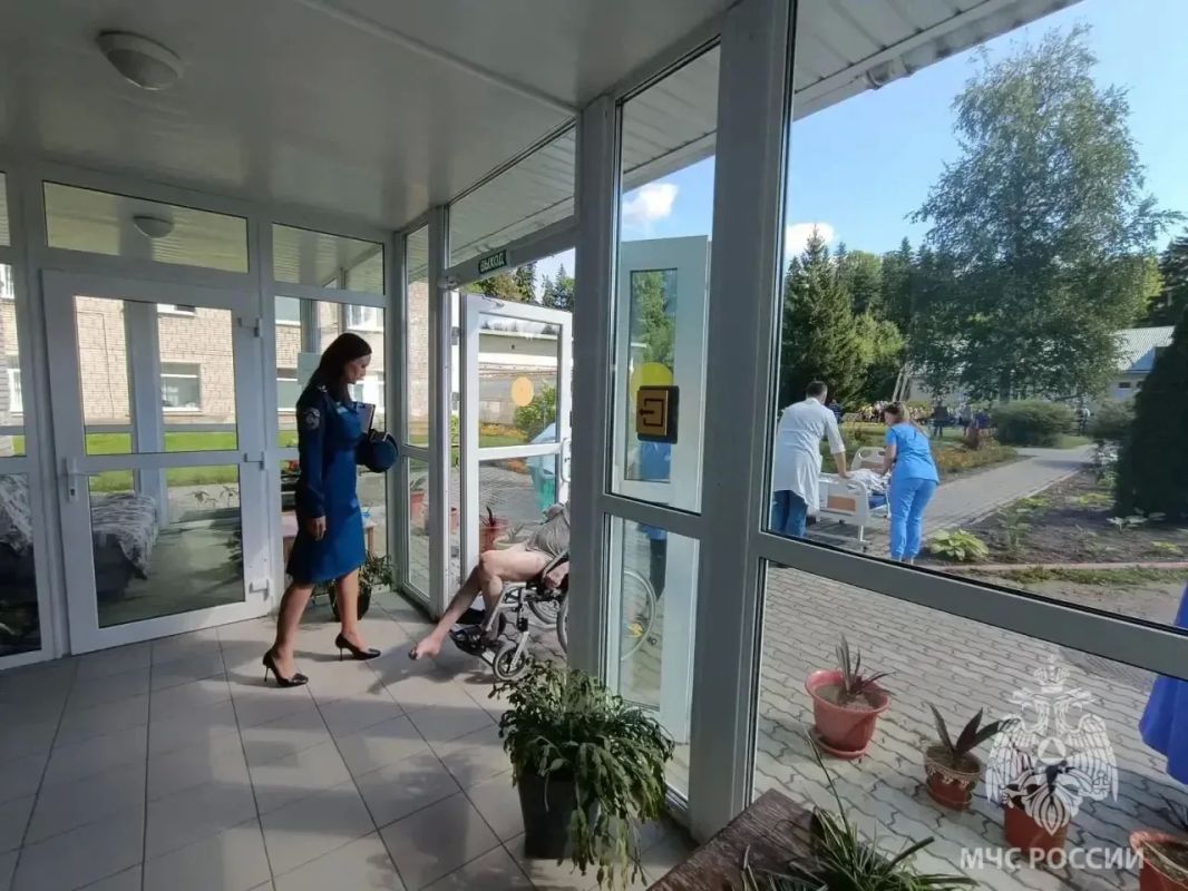 Действовать без паники. В «Валдайском доме социального обслуживания «Зелёная Роща» прошла тренировка по отработке действий персонала и постояльцев при возникновении условного возгорания Действовать без паники. В «Валдайском доме социального обслуживания «Зелёная Роща» прошла тренировка по отработке действий персонала и постояльцев при возникновении условного возгорания