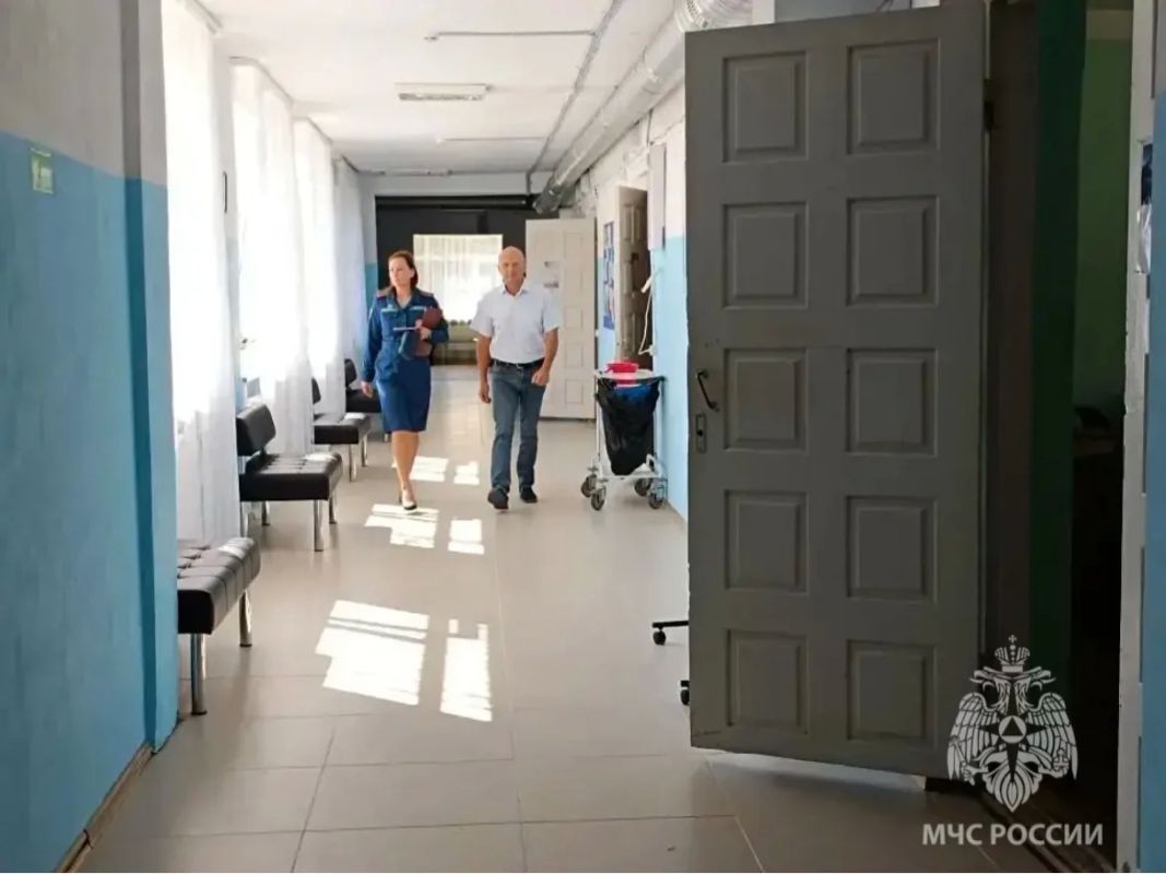 Действовать без паники. В «Валдайском доме социального обслуживания «Зелёная Роща» прошла тренировка по отработке действий персонала и постояльцев при возникновении условного возгорания Действовать без паники. В «Валдайском доме социального обслуживания «Зелёная Роща» прошла тренировка по отработке действий персонала и постояльцев при возникновении условного возгорания