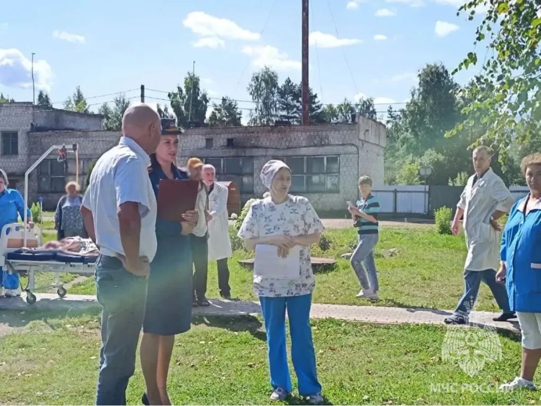 Действовать без паники. В «Валдайском доме социального обслуживания «Зелёная Роща» прошла тренировка по отработке действий персонала и постояльцев при возникновении условного возгорания Действовать без паники. В «Валдайском доме социального обслуживания «Зелёная Роща» прошла тренировка по отработке действий персонала и постояльцев при возникновении условного возгорания