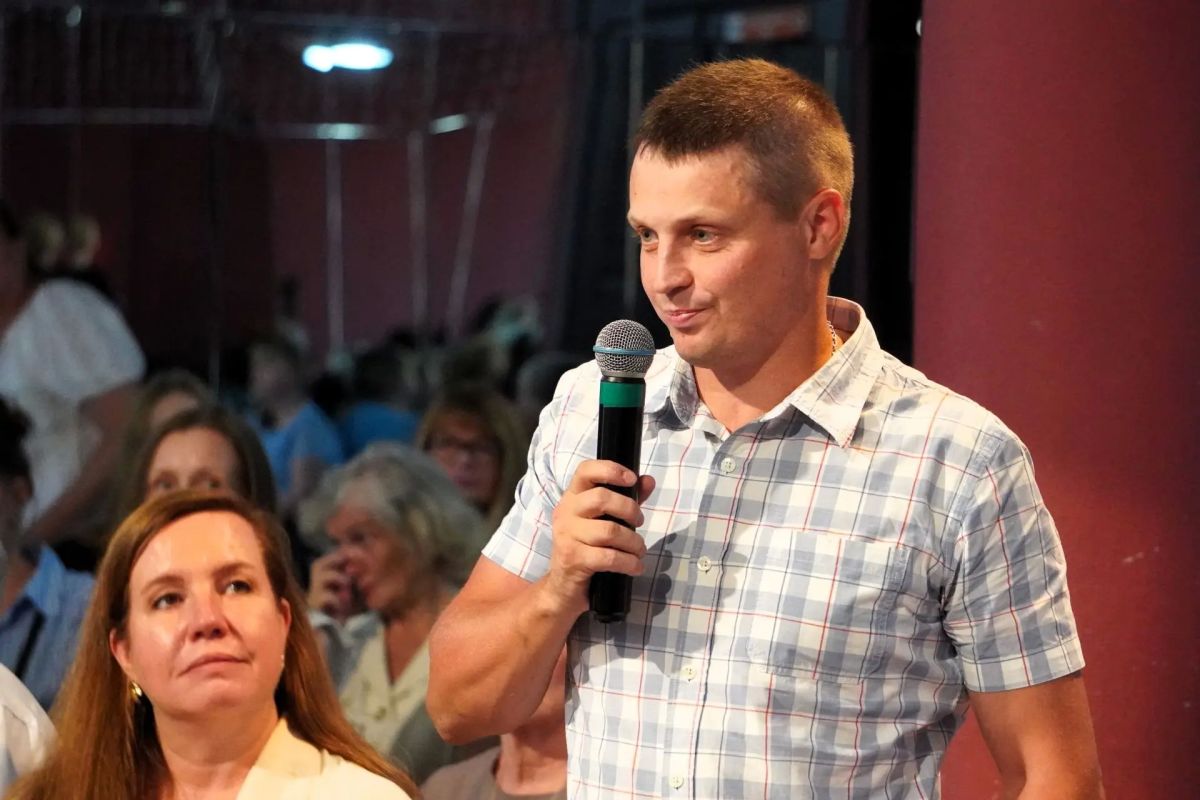 Александр Розбаум: Уважаемые Новгородцы!. Губернаторский проект «Социальный маршрут» продолжает работу в Великом Новгороде Сегодня вечером во Дворце культуры и молодежи «ГОРОД» прошла встреча с жителями Центрального и... Александр Розбаум: Уважаемые Новгородцы!. Губернаторский проект «Социальный маршрут» продолжает работу в Великом Новгороде Сегодня вечером во Дворце культуры и молодежи «ГОРОД» прошла встреча с жителями Центрального и...