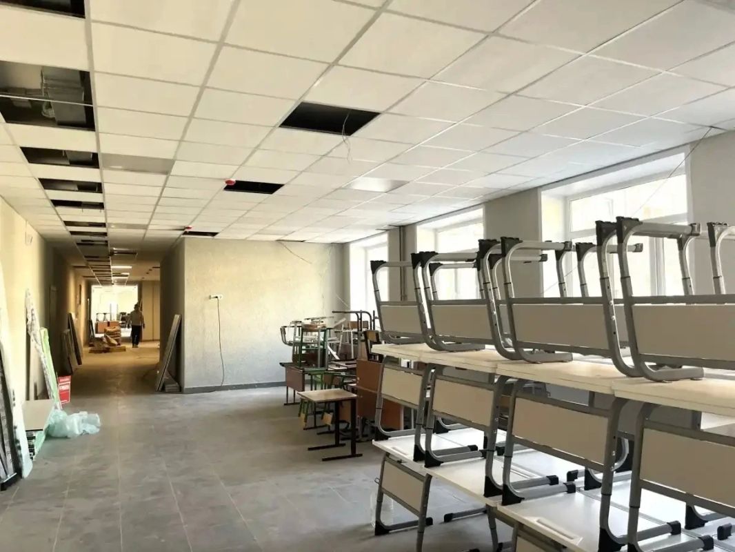 Подрядчик заканчивает внутреннюю отделку помещений в новгородской школе №25
