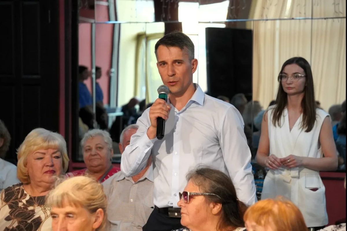Новгородцы обсудили благоустройство на встрече в ДКМ «ГОРОД» Новгородцы обсудили благоустройство на встрече в ДКМ «ГОРОД»