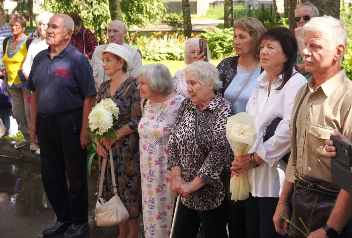 В Великом Новгороде открыли мемориальную доску в честь Анатолия Нестерова В Великом Новгороде открыли мемориальную доску в честь Анатолия Нестерова
