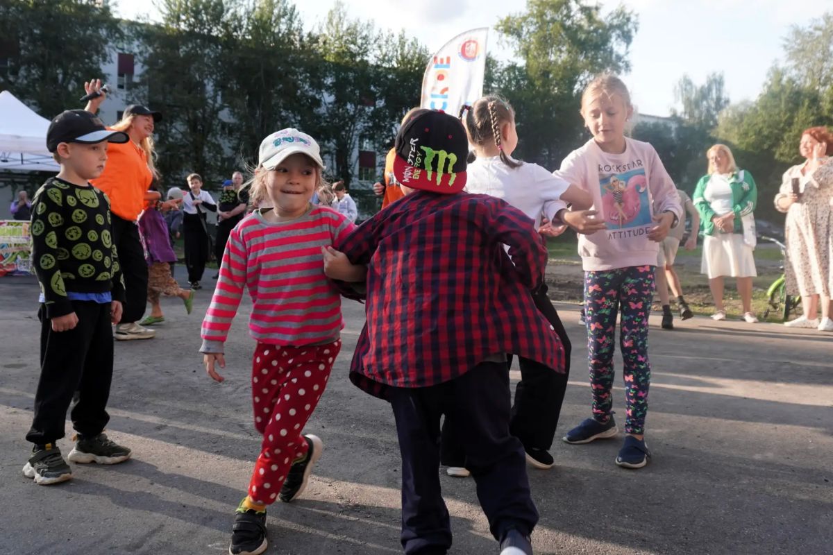 Александр Розбаум: Уважаемые Новгородцы!. Сегодня вечером, вместе с внучкой Полиной с удовольствием посетил праздник «Путешествие в лето», который прошёл на общественной территории за домом № 88 по улице Большой... Александр Розбаум: Уважаемые Новгородцы!. Сегодня вечером, вместе с внучкой Полиной с удовольствием посетил праздник «Путешествие в лето», который прошёл на общественной территории за домом № 88 по улице Большой...