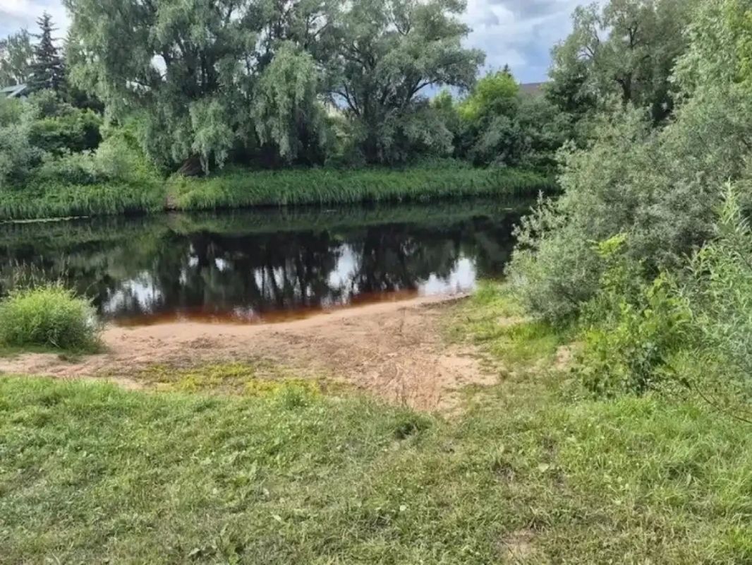На пляже в Старой Руссе установят шезлонги, навесы и построят детскую площадку На пляже в Старой Руссе установят шезлонги, навесы и построят детскую площадку