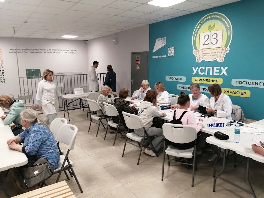 Мобильный комплекс проекта «Здоровая семья» вчера работал у школы № 23 Мобильный комплекс проекта «Здоровая семья» вчера работал у школы № 23