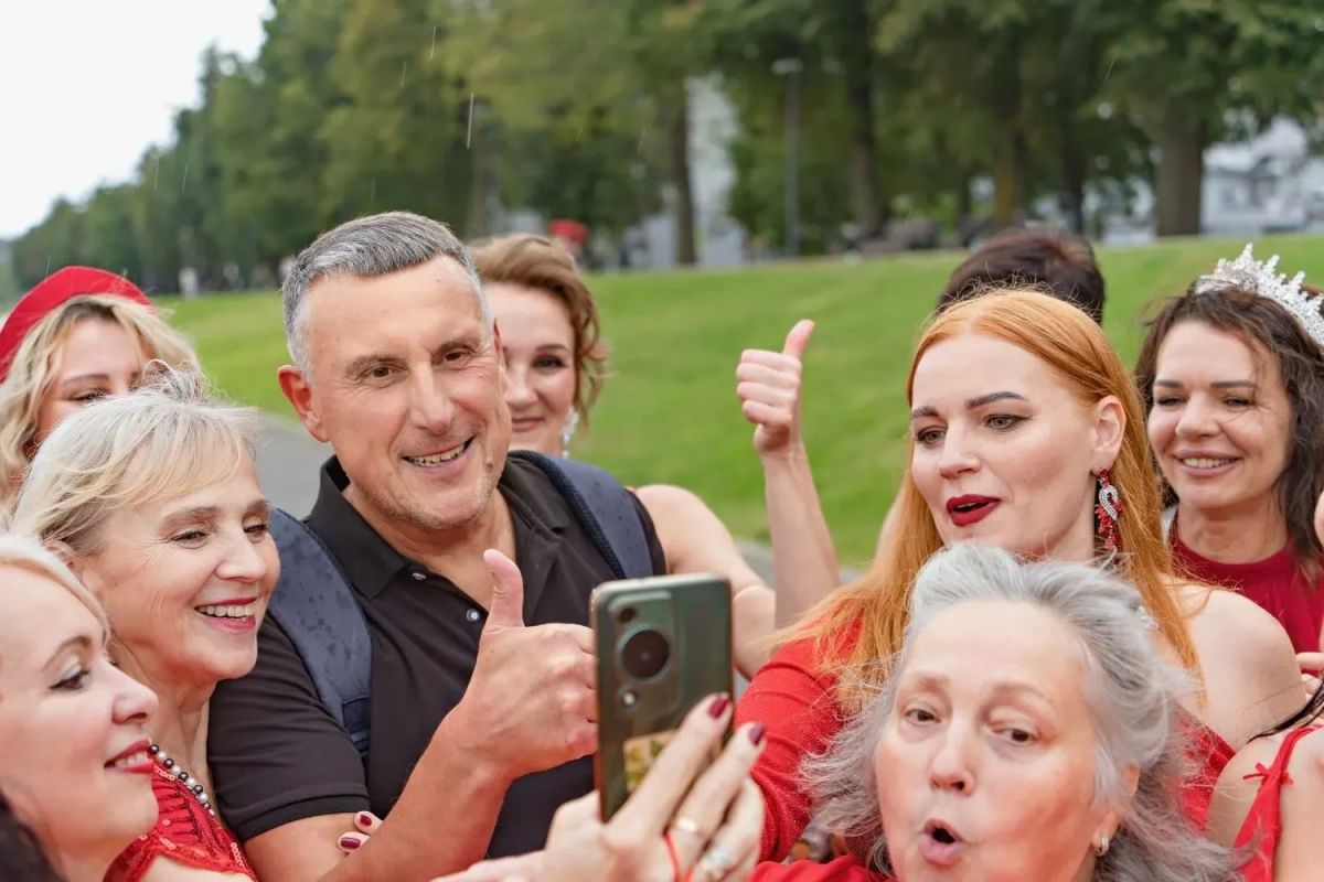 Александр Розбаум: Друзья!. . Великий Новгород город встреч и сюрпризов В воскресенье я пошёл обойти наш город, позаниматься спортом на открытых площадках, и на набережной, в лёгкий дождик, встречаю таких красавиц в... Александр Розбаум: Друзья!. . Великий Новгород город встреч и сюрпризов В воскресенье я пошёл обойти наш город, позаниматься спортом на открытых площадках, и на набережной, в лёгкий дождик, встречаю таких красавиц в...