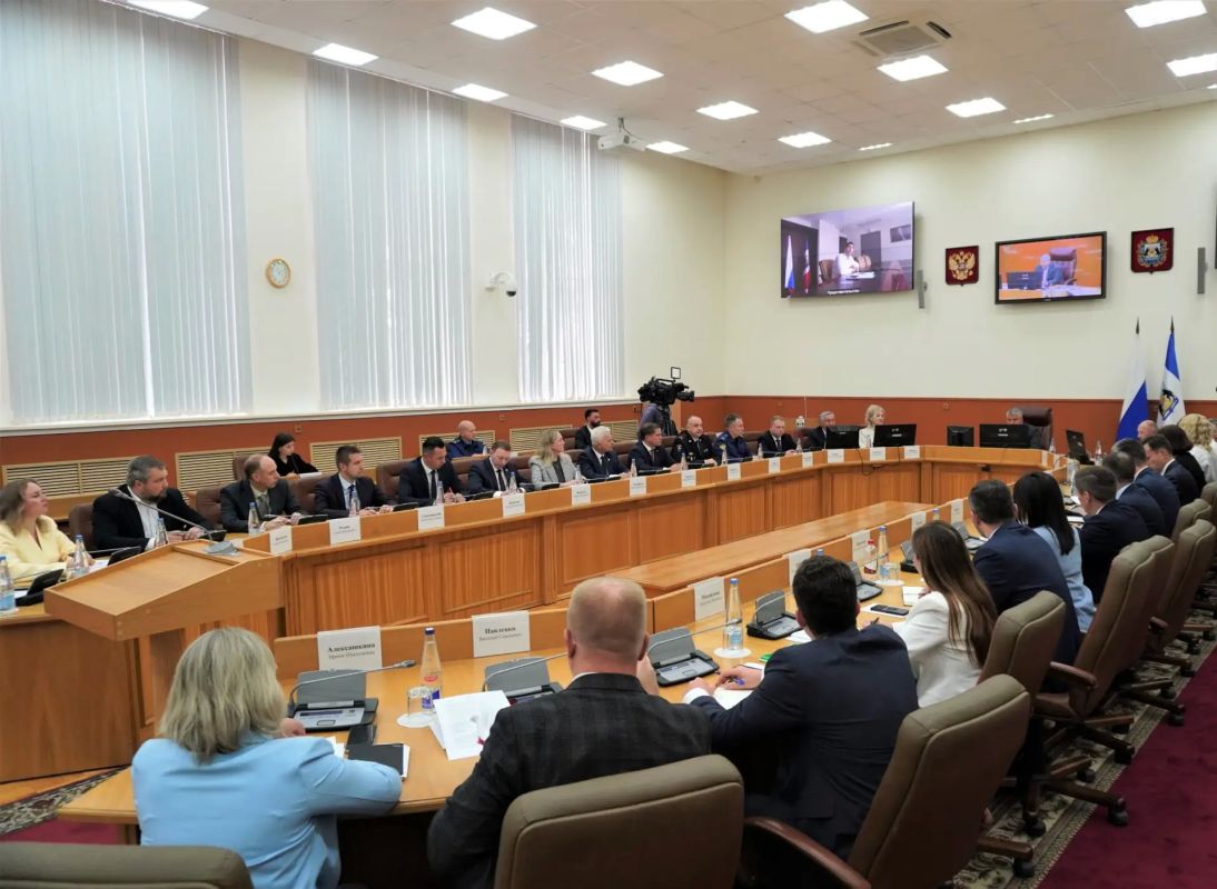 Александр Розбаум: В Великом Новгороде прошло выездное заседание Правительства Новгородской области Александр Розбаум: В Великом Новгороде прошло выездное заседание Правительства Новгородской области