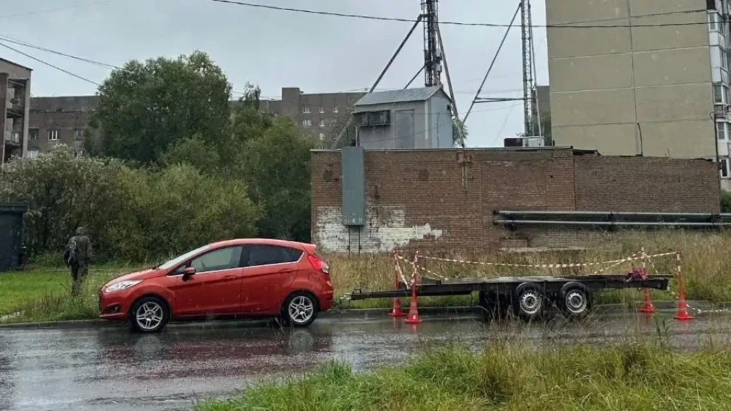 В Великом Новгороде электросамокатчик врезался в стоявший прицеп