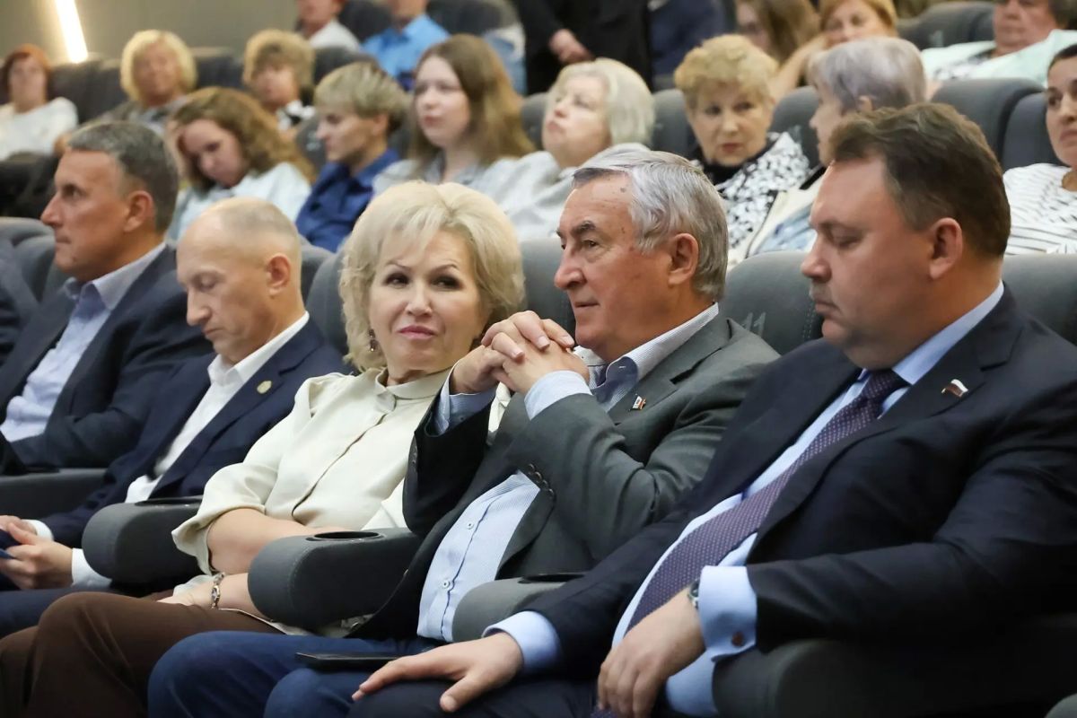 Депутаты приняли участие во встрече губернатора Александра Дронова с жителями Великого Новгорода Депутаты приняли участие во встрече губернатора Александра Дронова с жителями Великого Новгорода