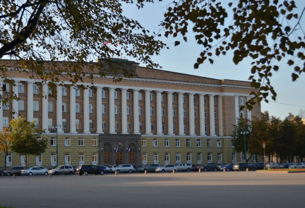 В Великом Новгороде ограничат движение на площади Победы-Софийская