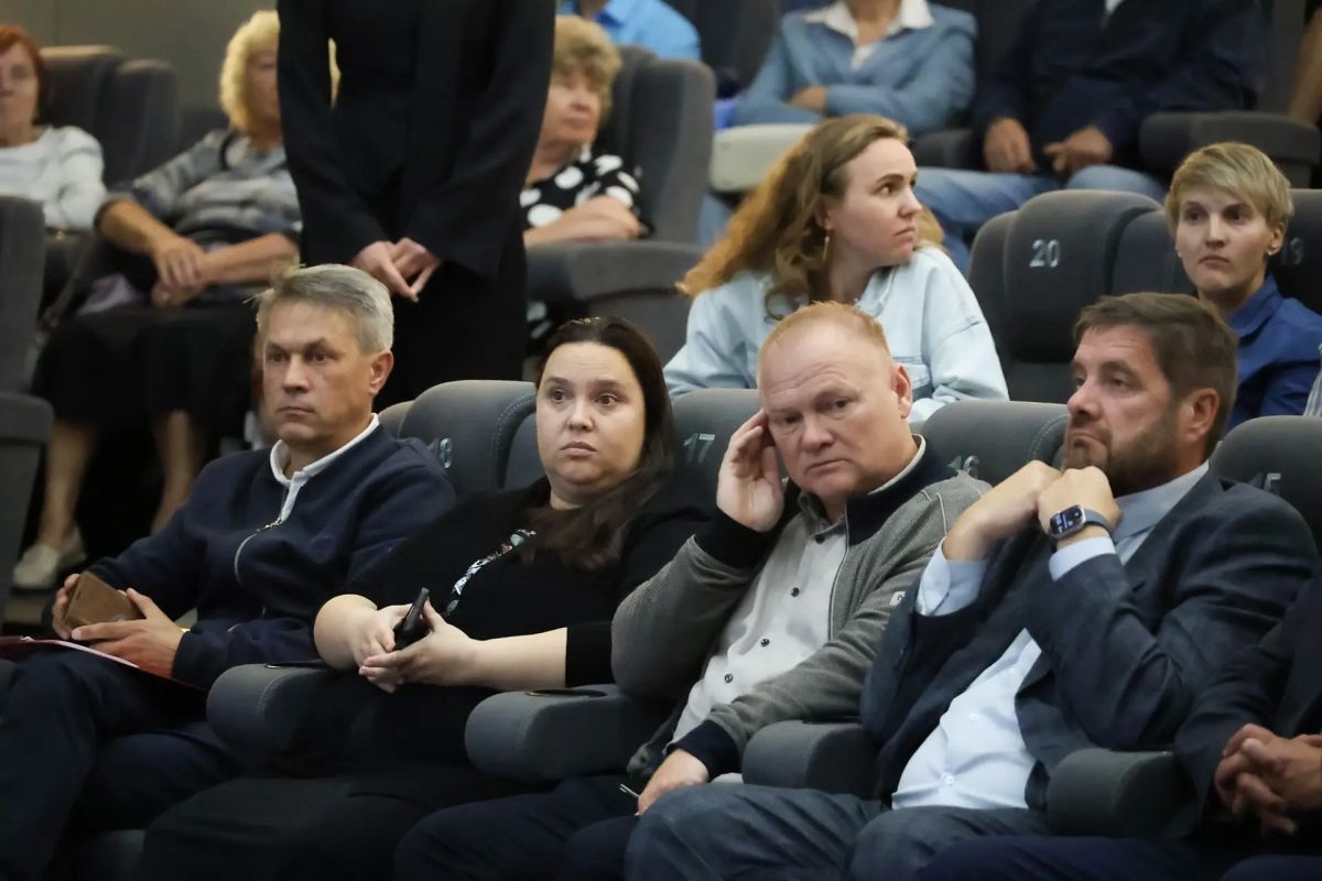 Депутаты приняли участие во встрече губернатора Александра Дронова с жителями Великого Новгорода Депутаты приняли участие во встрече губернатора Александра Дронова с жителями Великого Новгорода