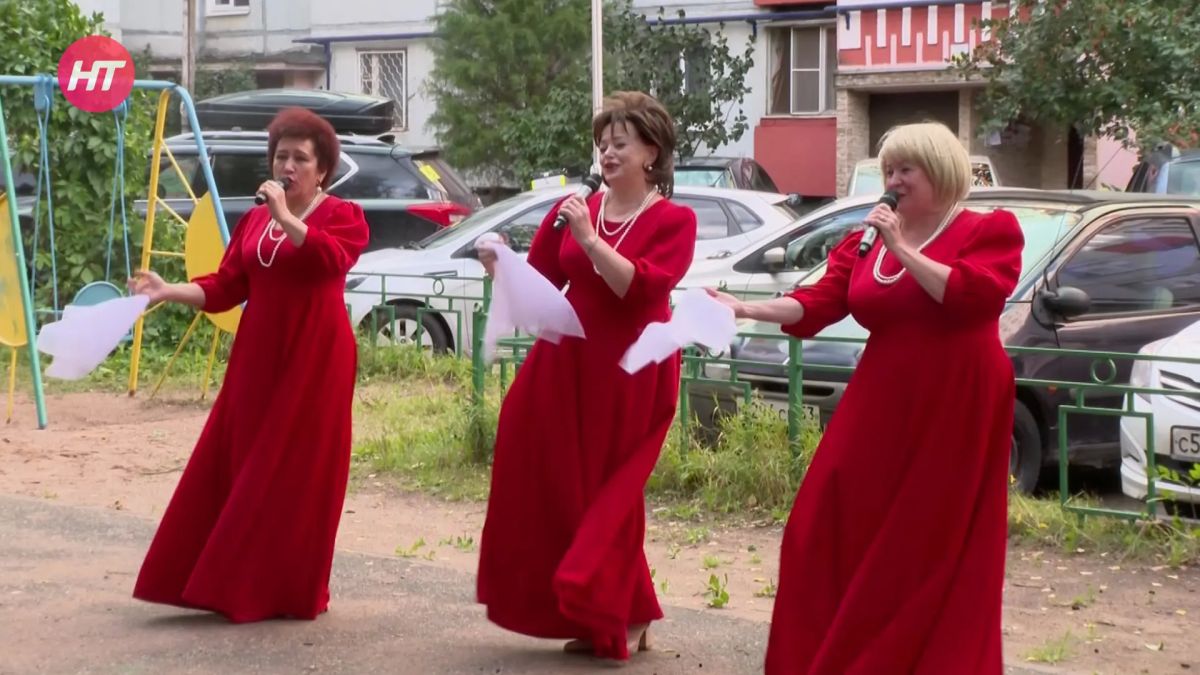 Ко Дню Государственного флага Российской Федерации инициативные новгородцы устроили праздник во дворе