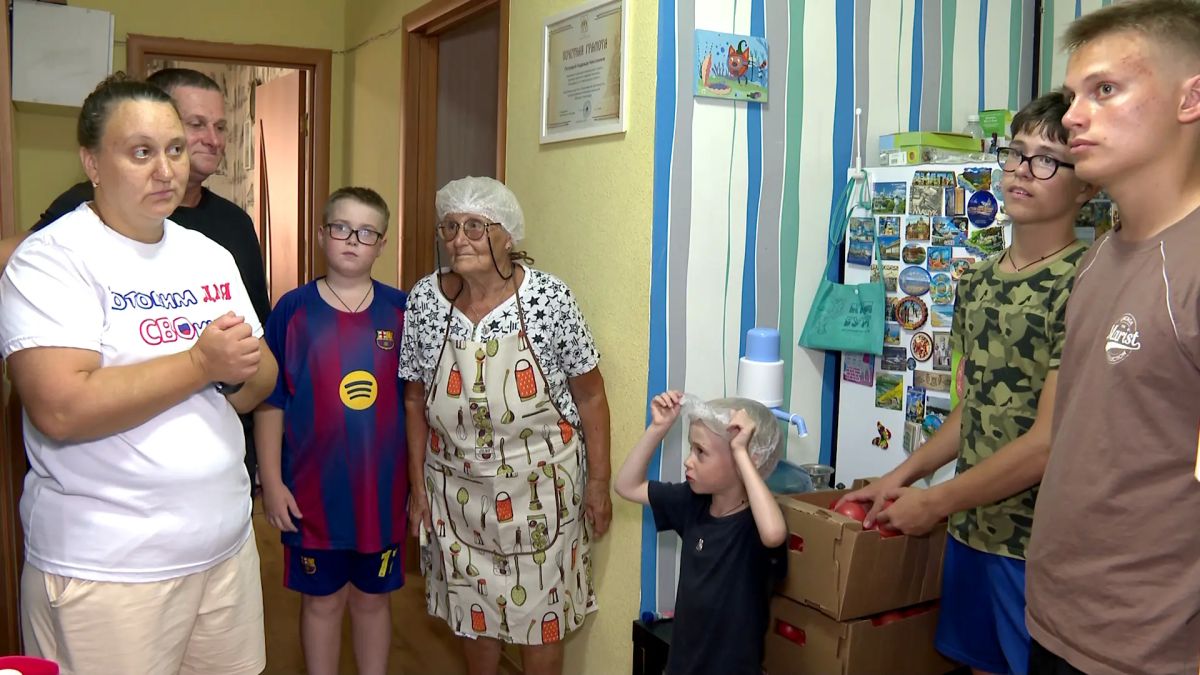 Новгородцы Петровы и Яковлевы – участники конкурса «Это у нас семейное», который уже второй год проходит в рамках нацпроекта «Семья» – привыкли с энтузиазмом преодолевать трудности Новгородцы Петровы и Яковлевы – участники конкурса «Это у нас семейное», который уже второй год проходит в рамках нацпроекта «Семья» – привыкли с энтузиазмом преодолевать трудности