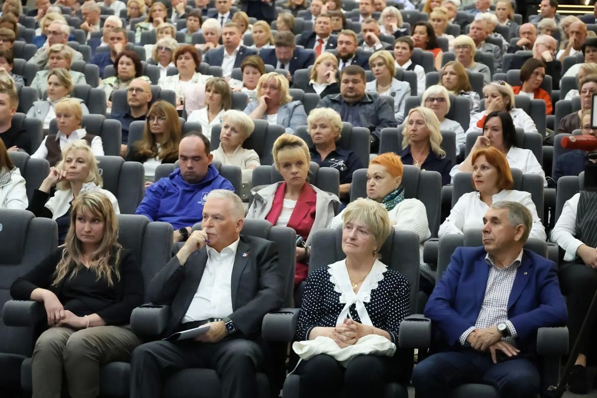 Депутаты приняли участие во встрече губернатора Александра Дронова с жителями Великого Новгорода Депутаты приняли участие во встрече губернатора Александра Дронова с жителями Великого Новгорода