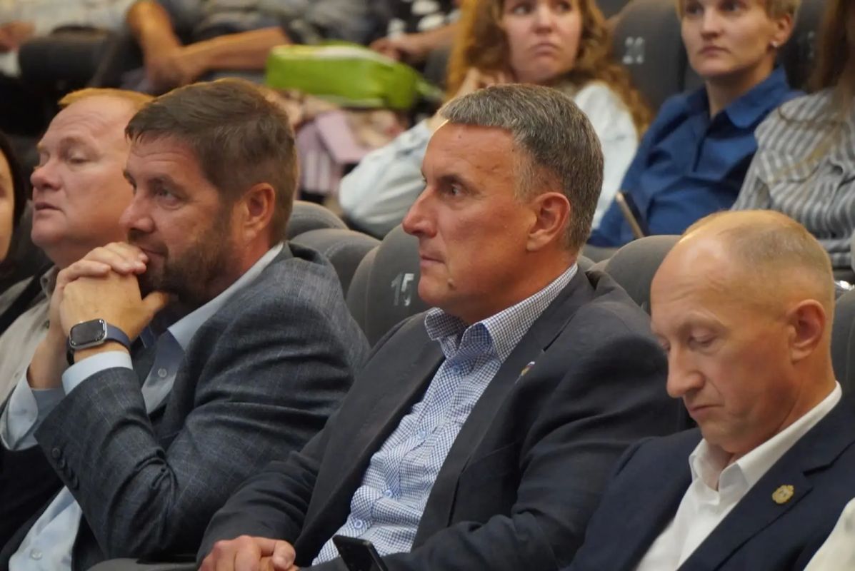 Александр Розбаум: Уважаемые Новгородцы!. . Вчера вечером, после выездного заседания правительства в мультимедийном центре «Россия» прошла в встреча жителей Великого Новгорода с Губернатора области Александром... Александр Розбаум: Уважаемые Новгородцы!. . Вчера вечером, после выездного заседания правительства в мультимедийном центре «Россия» прошла в встреча жителей Великого Новгорода с Губернатора области Александром...