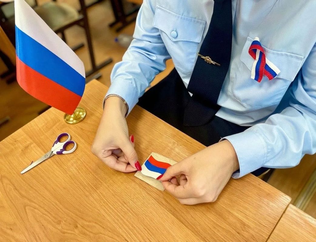 Сегодня, 22 августа, в День Государственного флага Российской Федерации УМВД России по Новгородской области присоединяется ко Всероссийской акции #ПоднятьФлаг Сегодня, 22 августа, в День Государственного флага Российской Федерации УМВД России по Новгородской области присоединяется ко Всероссийской акции #ПоднятьФлаг