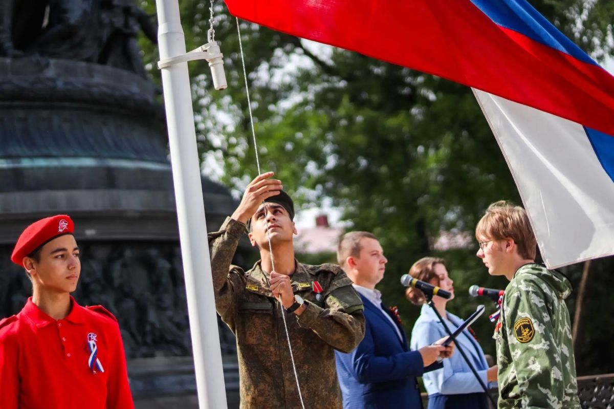 Сегодня вся страна отмечает День государственного флага Сегодня вся страна отмечает День государственного флага
