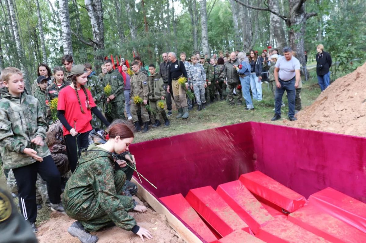 Останки 137 красноармейцев, погибших в годы Великой Отечественной войны, были торжественно захоронены на воинском захоронении в Новгородской области Останки 137 красноармейцев, погибших в годы Великой Отечественной войны, были торжественно захоронены на воинском захоронении в Новгородской области