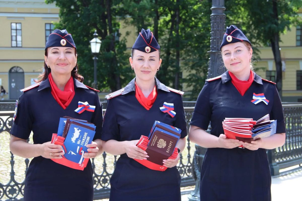Сегодня, 22 августа, в День Государственного флага Российской Федерации УМВД России по Новгородской области присоединяется ко Всероссийской акции #ПоднятьФлаг Сегодня, 22 августа, в День Государственного флага Российской Федерации УМВД России по Новгородской области присоединяется ко Всероссийской акции #ПоднятьФлаг