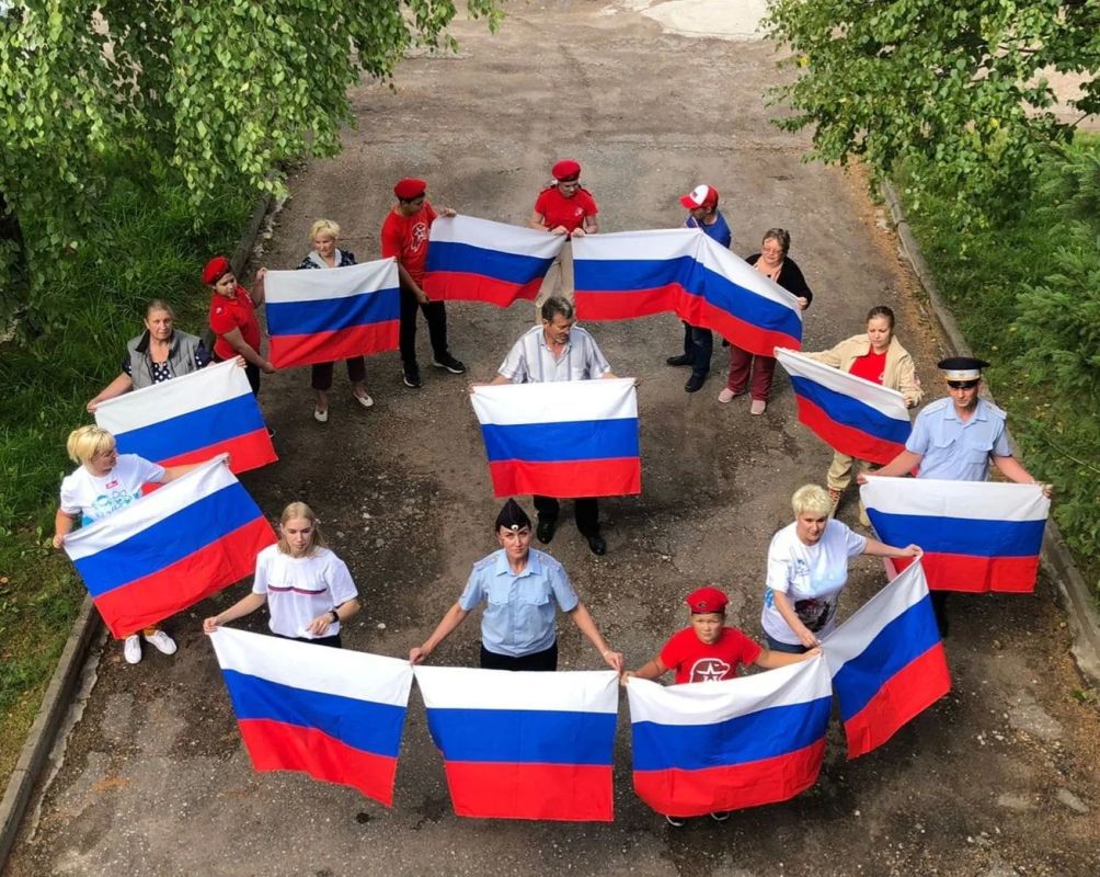 Сегодня, 22 августа, в День Государственного флага Российской Федерации УМВД России по Новгородской области присоединяется ко Всероссийской акции #ПоднятьФлаг Сегодня, 22 августа, в День Государственного флага Российской Федерации УМВД России по Новгородской области присоединяется ко Всероссийской акции #ПоднятьФлаг
