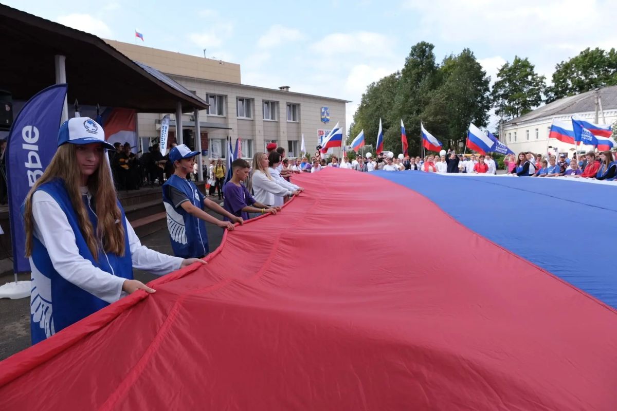Сегодня вся страна отмечает День государственного флага Сегодня вся страна отмечает День государственного флага