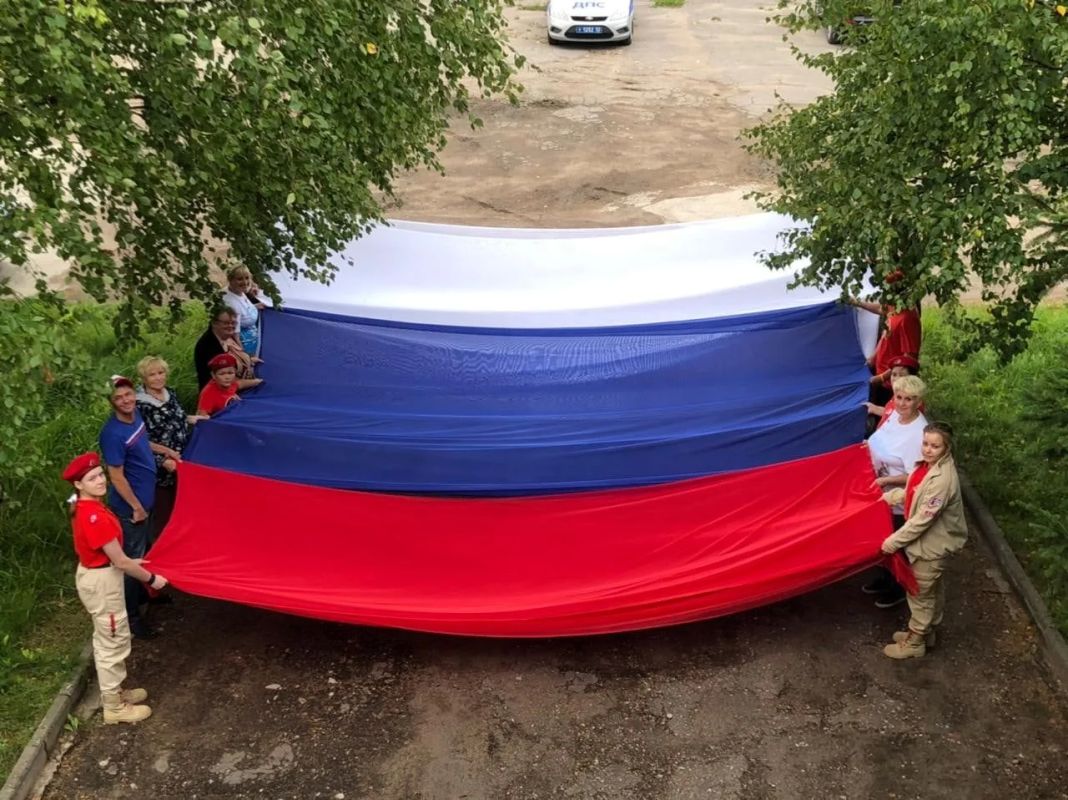 Сегодня, 22 августа, в День Государственного флага Российской Федерации УМВД России по Новгородской области присоединяется ко Всероссийской акции #ПоднятьФлаг Сегодня, 22 августа, в День Государственного флага Российской Федерации УМВД России по Новгородской области присоединяется ко Всероссийской акции #ПоднятьФлаг
