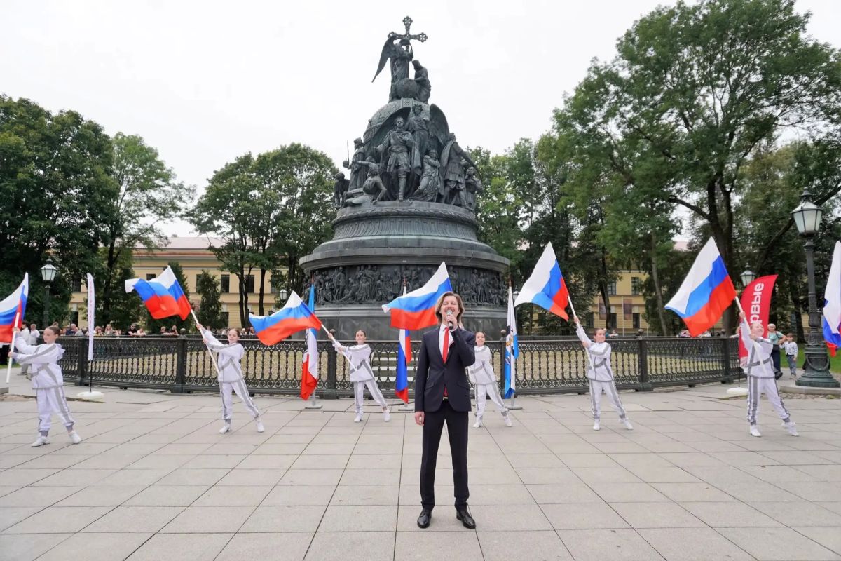 В Великом Новгороде отпраздновали День Государственного флага Российской Федерации В Великом Новгороде отпраздновали День Государственного флага Российской Федерации