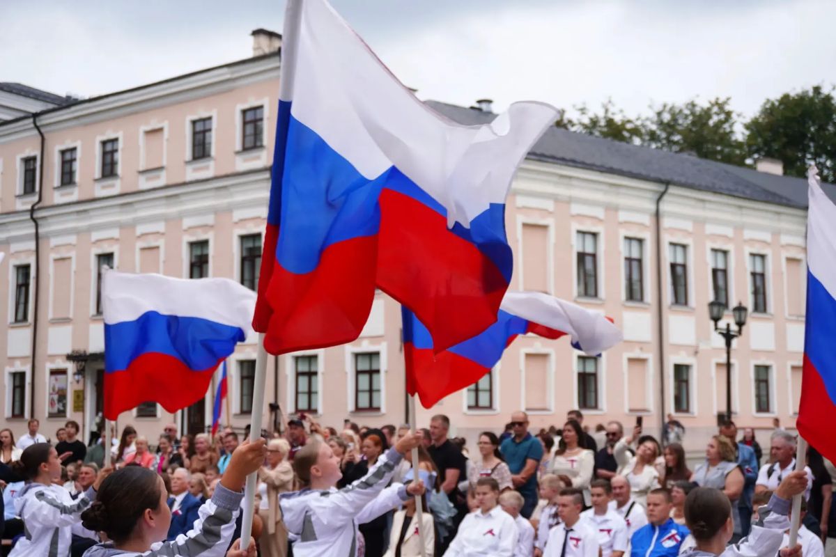 В Великом Новгороде отпраздновали День Государственного флага Российской Федерации В Великом Новгороде отпраздновали День Государственного флага Российской Федерации