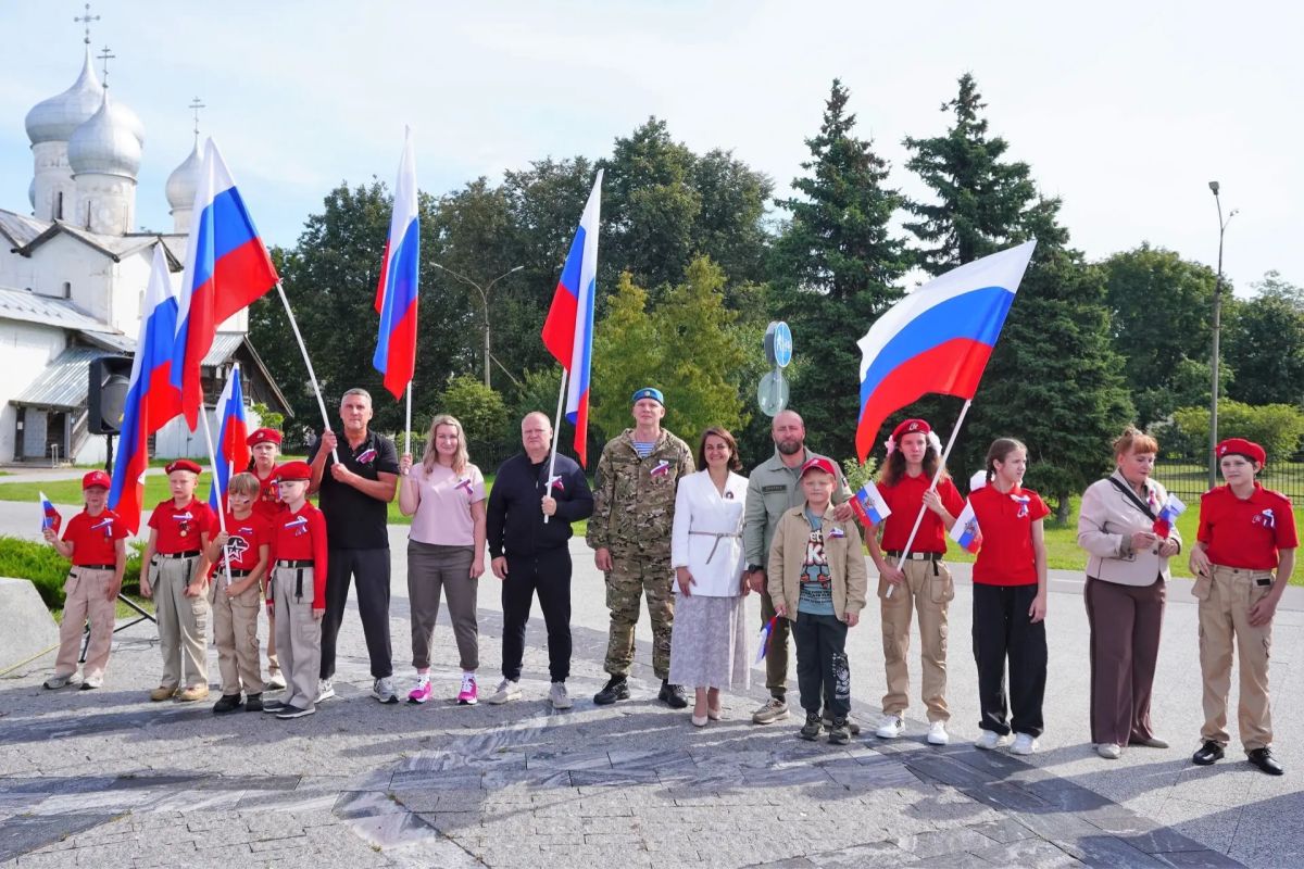 В Великом Новгороде отпраздновали День Государственного флага Российской Федерации В Великом Новгороде отпраздновали День Государственного флага Российской Федерации