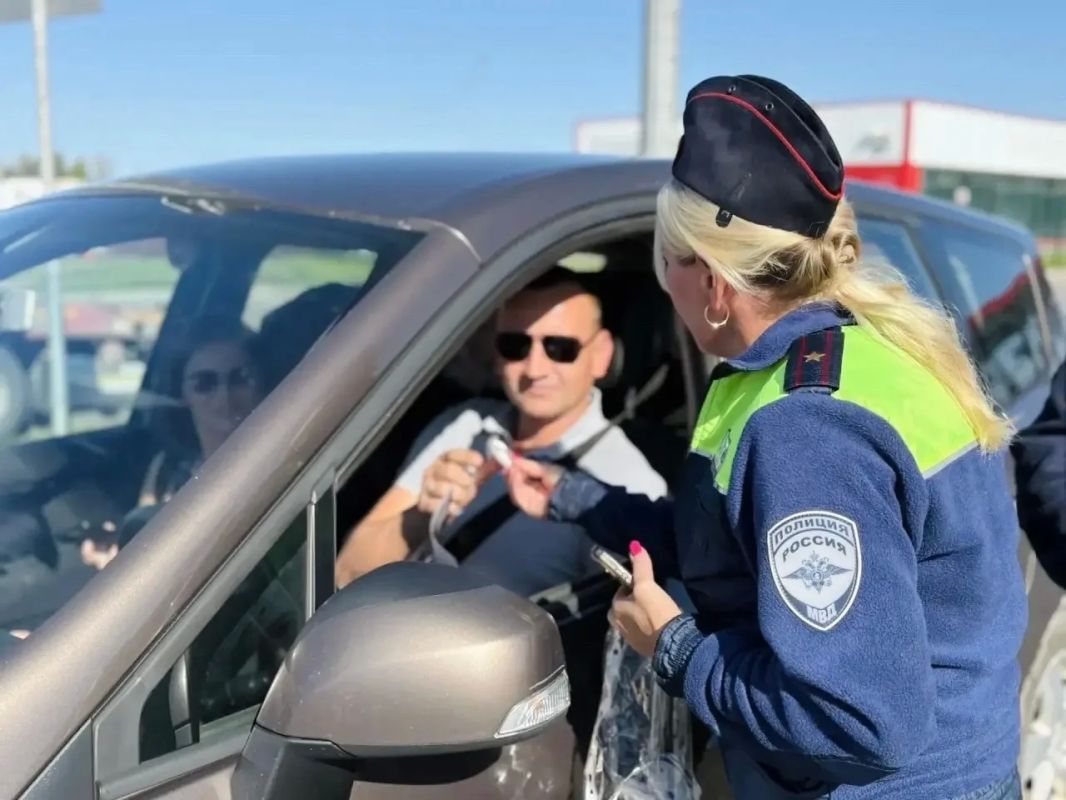 На скоростной автомагистрали водителей призвали к соблюдению дорожных правил На скоростной автомагистрали водителей призвали к соблюдению дорожных правил