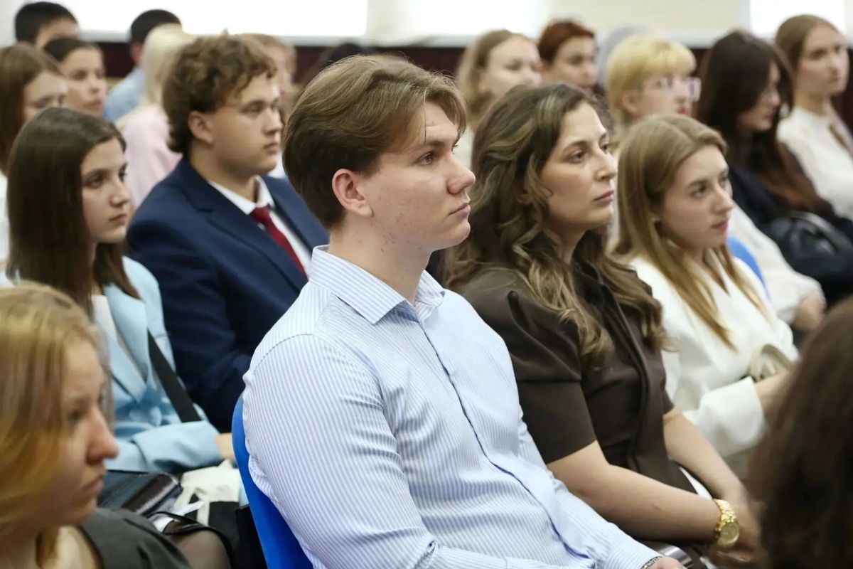 Министр здравоохранения Новгородской области Валерий Яковлев поздравил студентов и преподавателей Медицинского института Новгородского государственного университета с началом нового учебного года Министр здравоохранения Новгородской области Валерий Яковлев поздравил студентов и преподавателей Медицинского института Новгородского государственного университета с началом нового учебного года